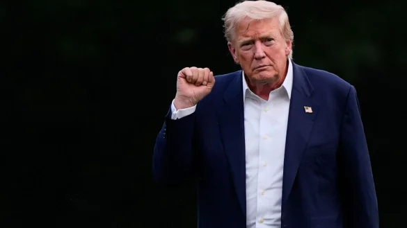 Trump k&uuml;ndigt Z&ouml;lle auf indische Produkte an und stellt einen Bezug zu Russland her. - &copy; Julia Demaree Nikhinson/AP/dpa