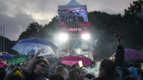 Sanit&auml;tsdienst und Feuerwehr mussten mehreren Teilnehmern der Techno-Parade &laquo;Rave the Planet&raquo; behandeln. - &copy; Manuel Genolet/dpa