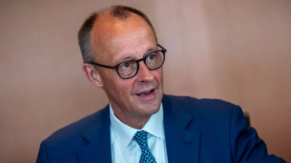 Kanzler Merz hat zwar nur 17 Stunden in Washington, aber die werden es in sich haben. - © Michael Kappeler/dpa