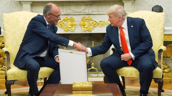 Merz &uuml;bergab das Gastgeschenk im Oval Office. - &copy; Evan Vucci/AP/dpa