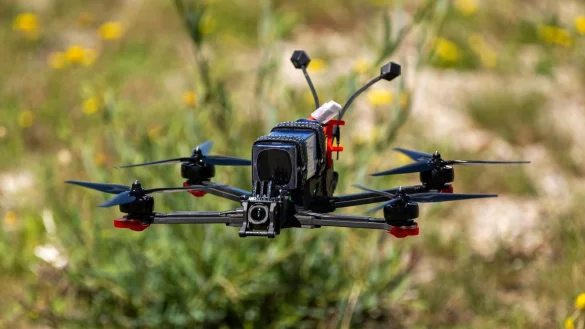 Die vier Männer nutzten für ihre Diebestouren Drohnen. (Symbolbild) - © Peter Kneffel/dpa