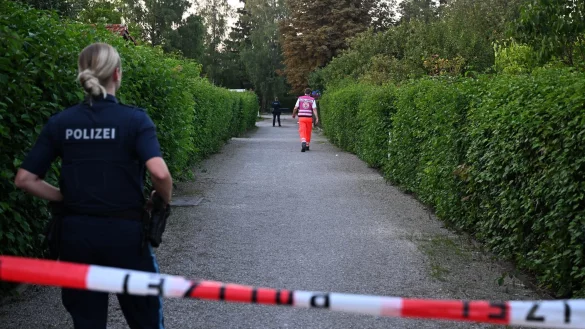 Die Polizei ist in der Kleingartenanlage im Einsatz. - © Felix Hörhager/dpa