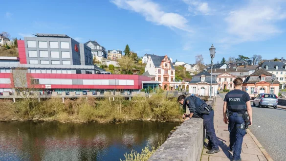 Einsatzkräfte suchen auch am Wochenende nach dem kleinen Jungen. - © Andreas Arnold/dpa