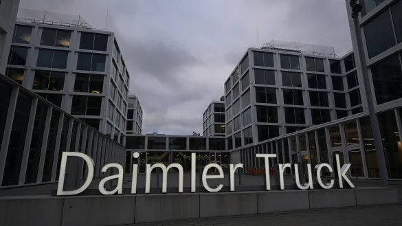 Daimler Truck hat eine Partnerschaft mit einem US-R&uuml;stungsunternehmen vereinbart. (Archivbild) - &copy; Bernd Wei&szlig;brod/dpa