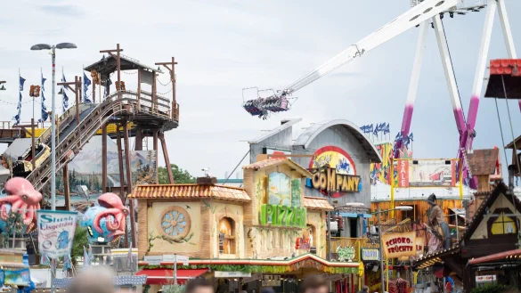 Am letzten Tag der Cranger Kirmes gab es einen Unfall, bei dem eine junge Frau verletzt wurde. (Archivbild) - © Fabian Strauch/dpa