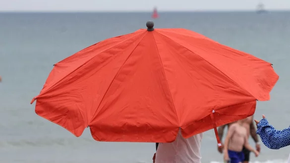 Der Deutschland-Tourismus fiel im Juli vielfach ins Wasser. (Archivbild) - © Bernd Wüstneck/dpa
