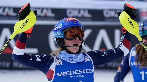 100 Weltcup-Siege: Mikaela Shiffrin konnte es zunächst selbst kaum glauben. - © Piermarco Tacca/AP/dpa