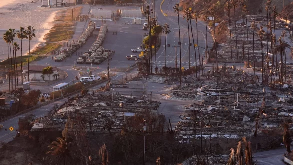 Mehr als 12.000 Gebäude wurden bislang durch die Brände zerstört oder beschädigt. - © Mark J. Terrill/AP/dpa