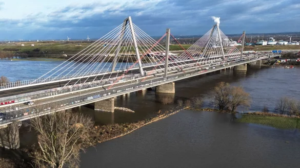 Auf der Leverkusener Rheinbrücke fallen Eiszapfen auf die Fahrbahn. (Archivbild) - © Oliver Berg/dpa
