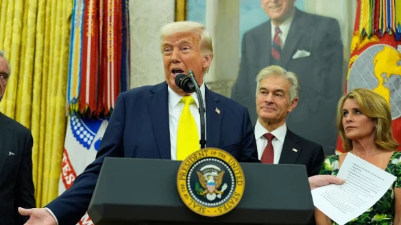 &laquo;Wenn nun aus irgendeinem Grund eine der beiden Parteien es sehr schwierig macht, werden wir einfach sagen: Ihr seid dumm&raquo;, sagt Trump &uuml;ber den Stand der Vermittlungen im Ukraine-Krieg. - &copy; Alex Brandon/AP/dpa