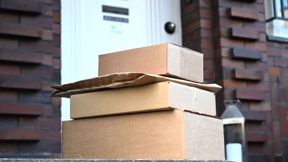 Diese vier Pakete sind angekommen an einem Mietshaus - bei anderen Sendungen ging etwas schief, was zu Beschwerden führte. (Symbolbild) - © Wolf von Dewitz/dpa