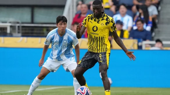 Serhou Guirassy (r) und seine BVB-Kollegen spielen weiter im Puma-Trikot. - &copy; Jeff Dean/FR171800 AP/AP/dpa