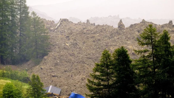 Eis und Geröll haben das Tal erreicht. - © Jean-Christophe Bott/KEYSTONE/dpa