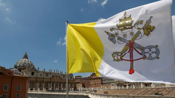 Der Papst ist auch weltliches Oberhaupt des kleinsten Staates der Welt. (Archivbild) - © Daniel Karmann/dpa