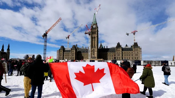 Die kanadische Flagge vor dem Parlament in Ottawa. (Archivbild) - © Justin Tang/The Canadian Press via AP/dpa