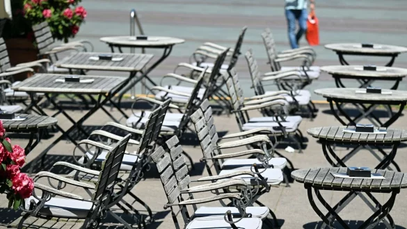 Die Kaufzurückhaltung bekommen die Bierhersteller zu spüren (Archivbild) - © Federico Gambarini/dpa