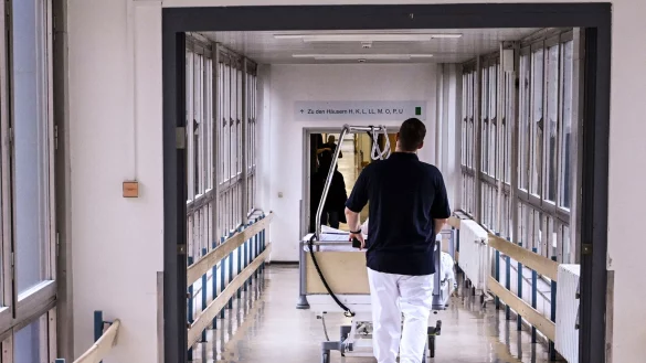 Essstörungen sind eine ernste Krankheit, teilweise müssen Patientinnen und Patienten im Krankenhaus behandelt werden. (Symbolbild) - © Jens Kalaene/dpa