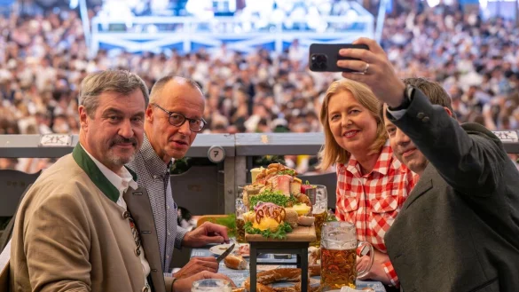 Gemeinsam mit CSU-Chef Markus Söder und den SPD-Parteivorsitzenden Bärbel Bas und Lars Klingbeil kam Merz ins Schottenhamel-Festzelt. - © Peter Kneffel/dpa