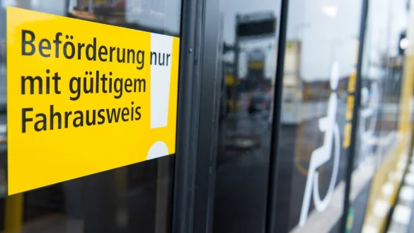 Unter &laquo;Bef&ouml;rderungserschleichung&raquo; versteht man das unberechtigte Nutzen eines &ouml;ffentlichen Verkehrsmittels. Es handelt sich um eine Straftat. (Symbolbild) - &copy; Lukas Schulze/dpa