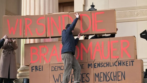 In Kommunalparlamenten im Osten grenzen sich die restlichen Parteien ähnlich stark von der AfD ab wie im Westen, sagen Forscher. (Archivbild) - © Michael Bahlo/dpa