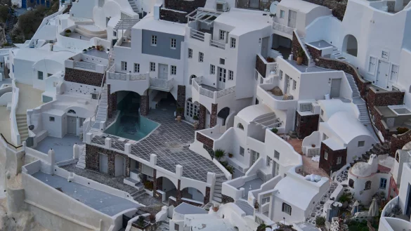 Santorini ist eine beliebte Urlaubsinsel. Seit Wochen bebt dort die Erde. (Archivbild) - © Petros Giannakouris/AP/dpa