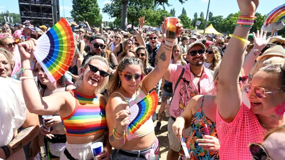 Bunt und gut gelaunt: Die Besucherinnen und Besucher beim «Rainbow Festival» in Köln. - © Roberto Pfeil/dpa