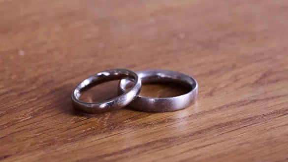 Die Zahl der Verheirateten ging in den vergangenen 30 Jahren stark zurück. (Symbolbild) - © Annette Riedl/dpa