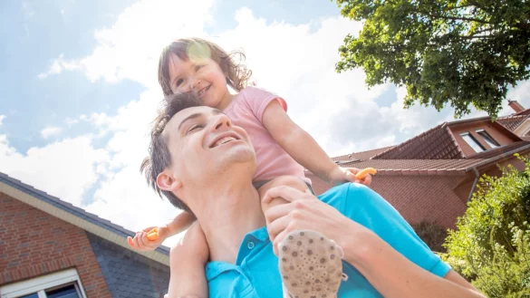 Schritt für Schritt ankommen: Der Wiedereinstieg nach der Elternzeit bringt Herausforderungen mit sich – eine gute Vorbereitung hilft, den Übergang zu erleichtern. - © Christin Klose/dpa-tmn