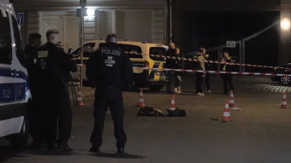 Der Polizist schwebte zwischenzeitlich in Lebensgefahr und wurde in einem Krankenhaus notoperiert. - © Julius-Christian Schreiner/dpa