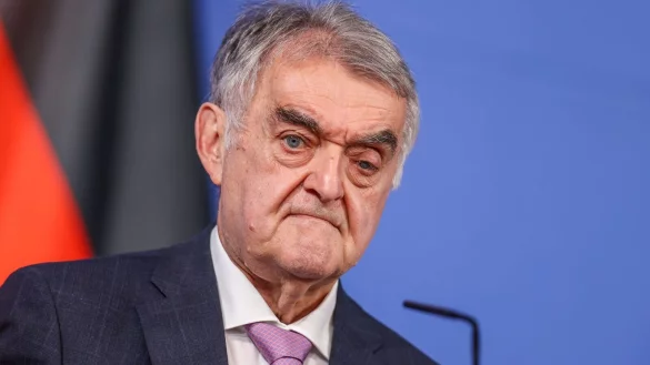 Jetzt muss der Bundesgesetzgeber Fakten schaffen, um Ermittler im Kampf gegen Terror und Kriminelle auf die Höhe der Zeit zu bringen, fordert Nordrhein-Westfalens Innenminister Herbert Reul. (Archivbild) - © Christoph Reichwein/dpa