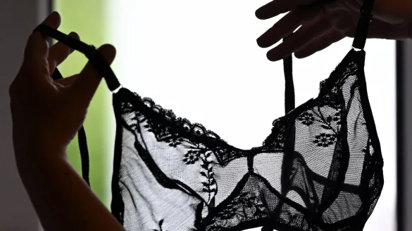 Teure Dessous bestellt - auf Kosten des toten Nachbarn. Das wird einer 37-J&auml;hrigen vorgeworfen. (Symbolbild) - &copy; Jens Kalaene/dpa