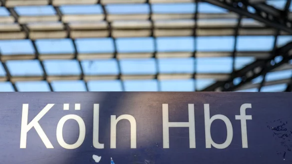 Am Kölner Hauptbahnhof hat am Freitagabend eine zweieinhalb Wochen dauernde weitgehende Sperrung des Zugverkehrs begonnen. - © Thomas Banneyer/dpa