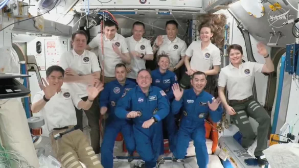 Die neu angekommene &laquo;Crew 11&raquo; (in den blauen Anz&uuml;gen) besteht aus dem Japaner Kimiya Yui (r-l), Zena Cardman und Mike Fincke (beide USA) sowie Oleg Platonow aus Russland. - &copy; Uncredited/NASA and SpaceX/AP/dpa
