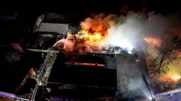 Die Feuerwehr setzte Drehleitern und ein Feuerlöschboot ein, um den Großbrand zu bekämpfen. - © Justin Brosch/dpa
