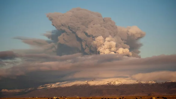 Ein Vulkanausbruch am Gletscher Eyjafjallajökull hatte 2010 über Tage den internationalen Luftverkehr lahmgelegt. (Archivbild) - © picture alliance / dpa