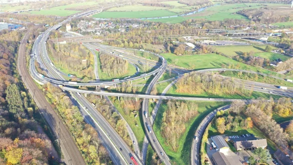 Am Autobahnkreuz Duisburg-Kaiserberg steht erneut eine Sperrung an - auf der A40. (Archivbild) - © ---/Autobahn GmbH Rheinland/dpa