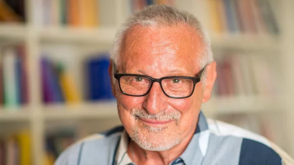 Konstantin Wecker sagt, er kann nicht mehr Klavier spielen (Archivbild). - © Peter Kneffel/dpa