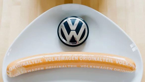 Die VW-Currywurst ist nicht nur in den Werkskantinen erhältlich, sondern auch in vielen Supermärkten. (Archivfoto) - © Julian Stratenschulte/dpa