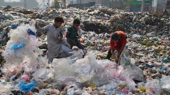 Plastikabfall wird auch exportiert und vermüllt viele Entwicklungsländer (Symbolbild) - © K.M. Chaudary/AP/dpa