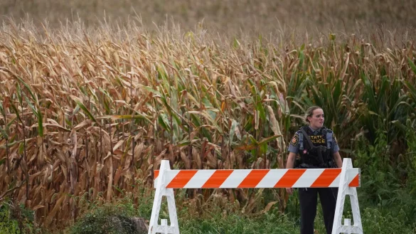 Nach den t&ouml;dlichen Sch&uuml;ssen sperrte die Polizei umliegende Stra&szlig;en. - &copy; Matt Slocum/AP/dpa