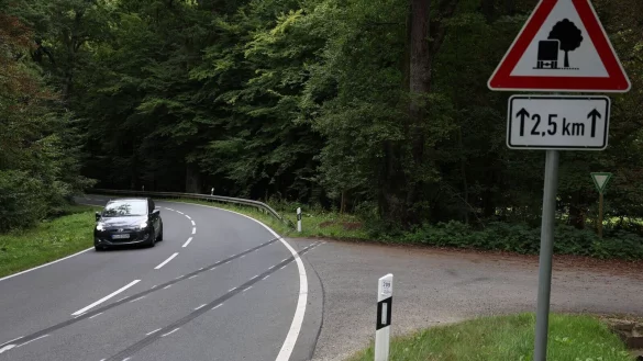 Bei einem schweren Verkehrsunfall im Norden Hessens bei Kassel sind in der Nacht vier Menschen ums Leben gekommen. - © Stefan Rampfel/dpa