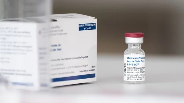 Nach Angaben der WHO sind im Land 2.000 Dosen des Ebola-Impfstoff Ervebo vorrätig. (Archivbild) - © Julian Stratenschulte/dpa