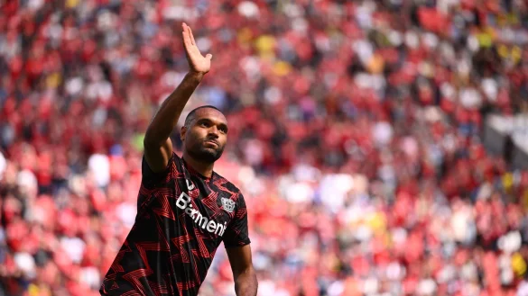 Trikotwechsel: Jonathan Tah bei seinem Abschied aus Leverkusen. - © Marius Becker/dpa