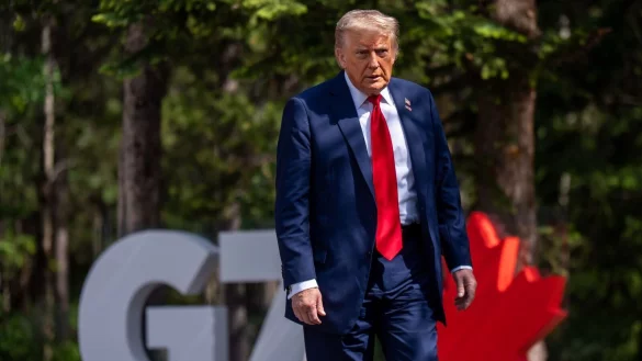 Trump provoziert schon vor Beginn des Gipfels. - © Michael Kappeler/dpa-Pool/dpa