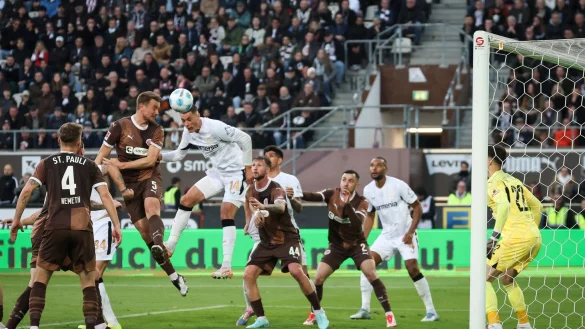 Erzielte mit seinem 18. Saisontor die Führung: Leverkusens Patrik Schick (3.v.l.). - © Christian Charisius/dpa