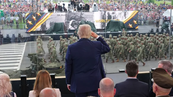 Trump schaut sich an seinem Geburtstag die Milit&auml;rparade an. - &copy; Doug Mills/Pool The New York Times/AP/dpa