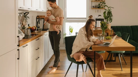 Wie organisieren wir Baby und Beruf? Eine Option: Auch in Elternzeit können Mütter und Väter in Teilzeit berufstätig sein. - © Viktoryia Verstak/Westend61/dpa-tmn