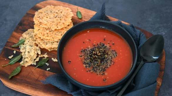 Der Clou dieser Tomatensuppe sind knackige Quinoa und knusprige Parmesanchips. - © Julia Uehren/loeffelgenuss.de/dpa-tmn