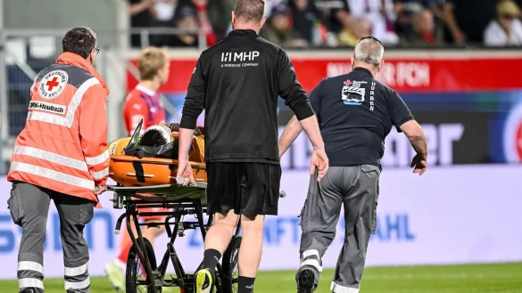 Kevin Müller wurde auf einer Trage abtransportiert. - © Harry Langer/dpa