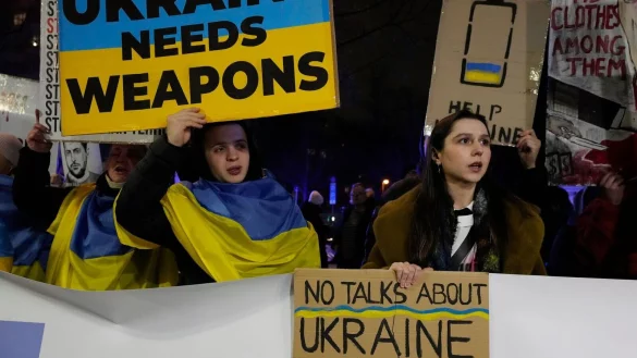 Die Ukraine ist bisher auf US-Militärhilfe im Kampf um ihr Bestehen im russischen Angriffskrieg angewiesen. (Archivbild) - © Czarek Sokolowski/AP/dpa